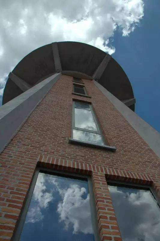 这个"傻子"花30000买下废弃水塔,5年时间爆改出6层摩登住宅,还登上了