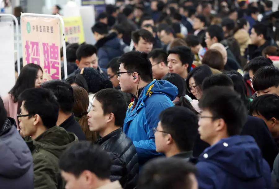 2017年2月6日,众多求职者在河南省人才市场找工作 中原网 张为涛 摄
