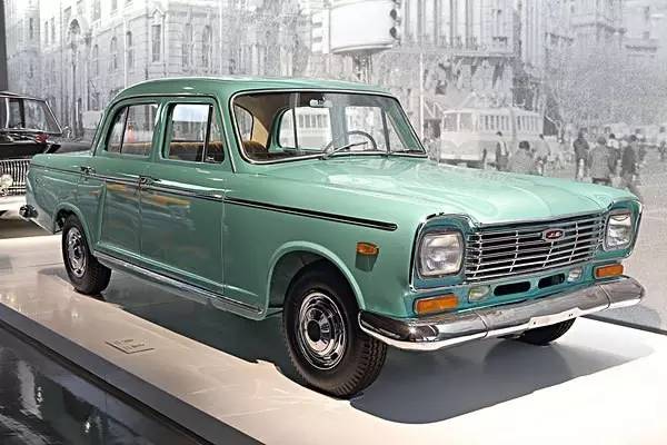 1958年的一天,   一辆奔驰220s被运到了上海汽车制造厂.
