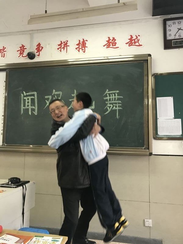 老师开学发560个红包:拆开无金钱同学们却高兴