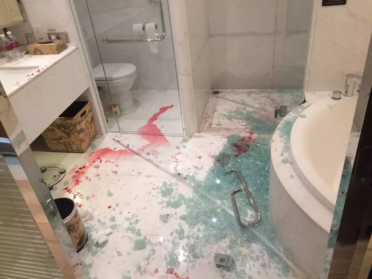 淋浴房玻璃突然炸裂,玻璃碎片伤人场面触目惊心.