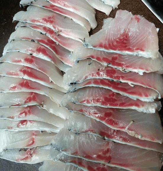 2,将处理干净的草鱼,对半切开去骨,将鱼肉切片备用.