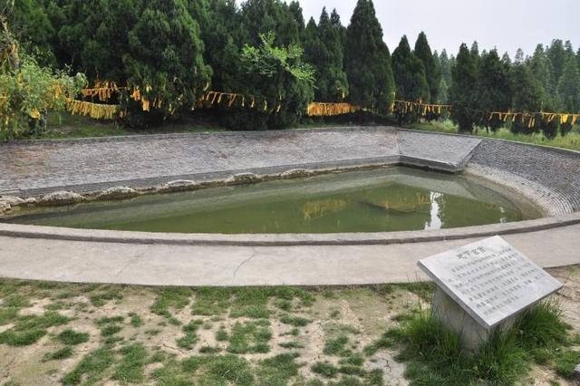 1963年，洪泽湖大旱，村民发现一皇陵，那个皇帝祖坟修在水下