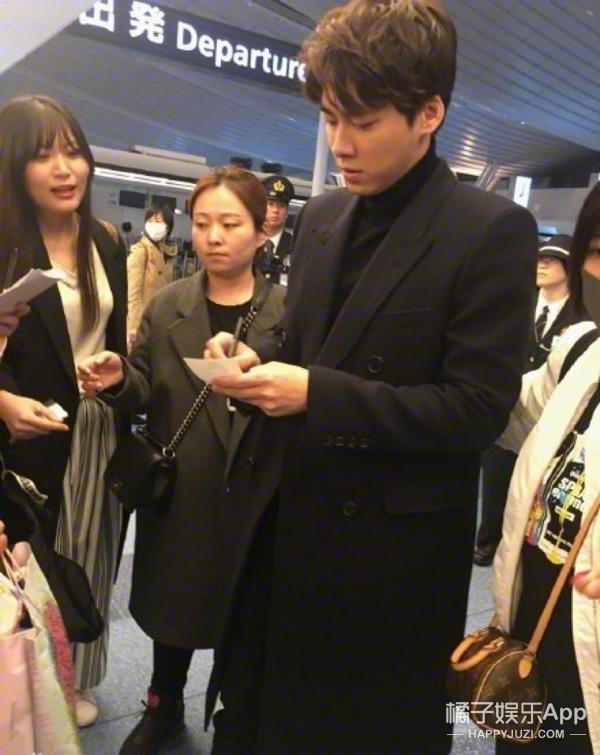 ▼李易峰一袭黑色风衣现身北京机场,含着笑给粉丝一一签名,大家羡慕吗