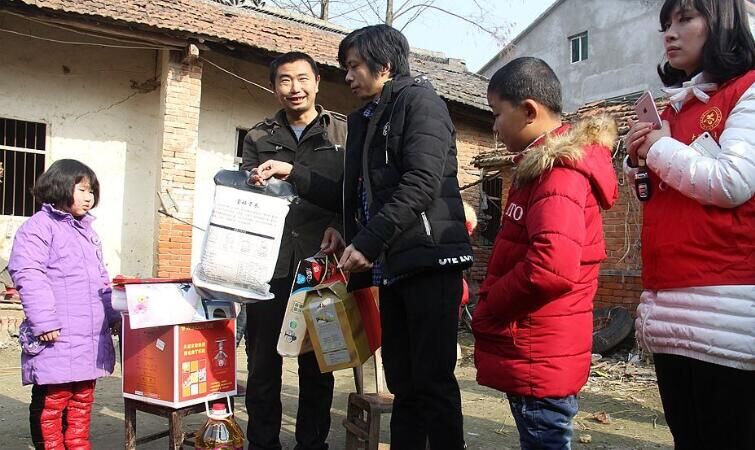 暖暖的太阳照在身上令人神清气爽,钟祥市柴湖镇岗南五组中学生小勇家