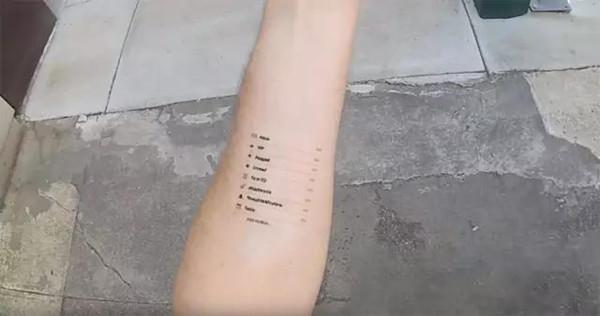手臂上的电子墨水屏纹身，真真的炫酷到没朋友
