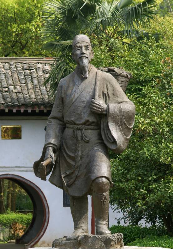 蕲春李时珍墓园中的李时珍雕像,吴国盛摄.