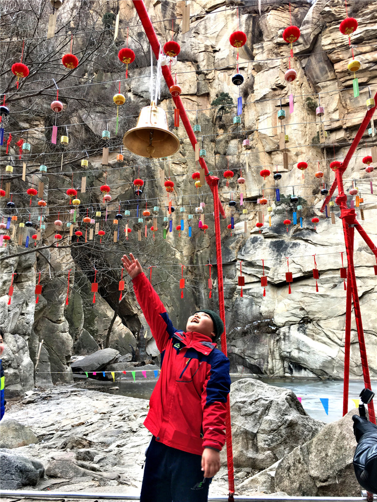 黑龙潭景区每年冬天都会举办冰雪风铃节,五颜六色的风车和成千上万个