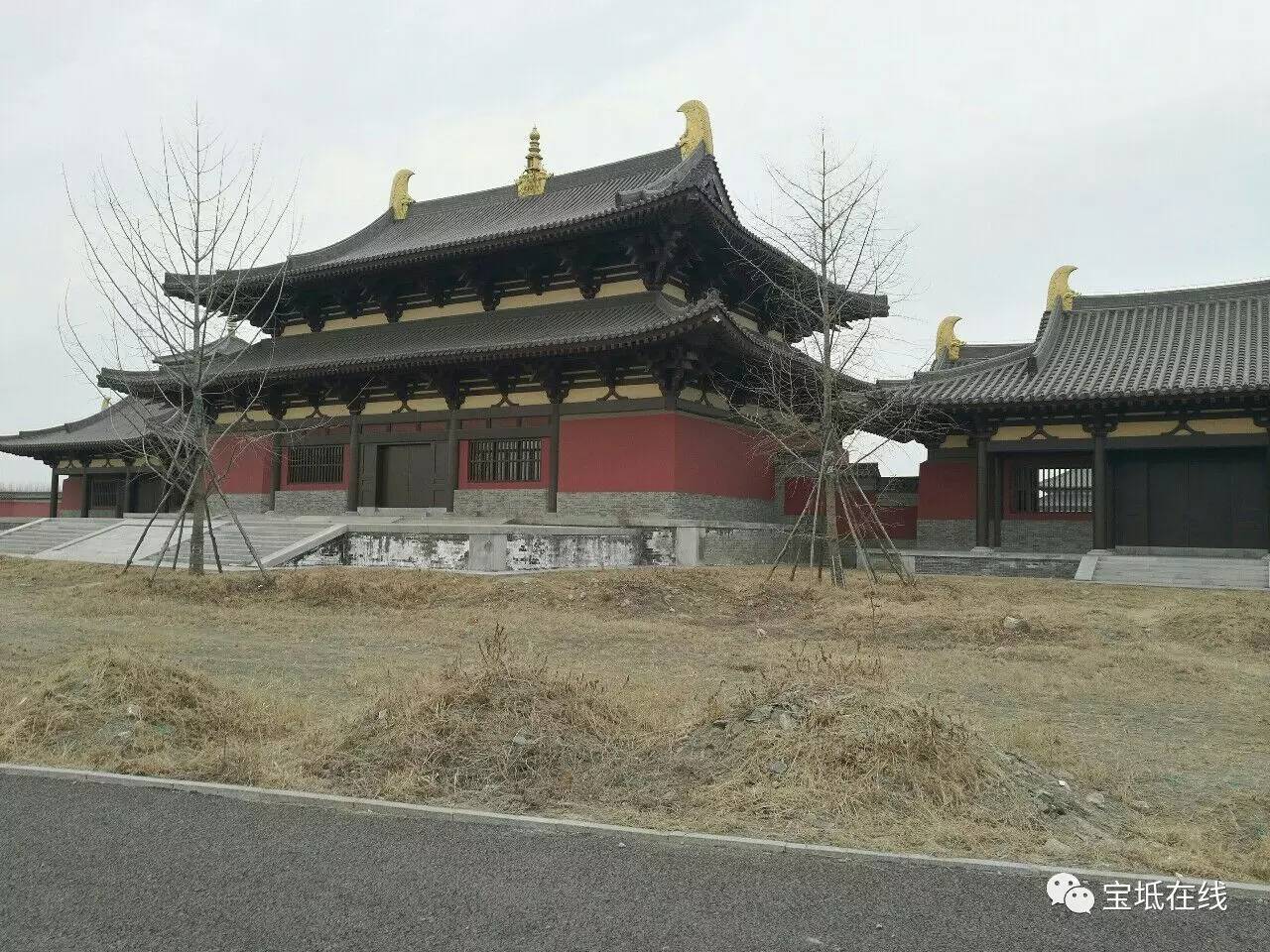 目前还在建设中,现在已经初具规模! 名叫大觉禅寺,位于温泉城北侧!