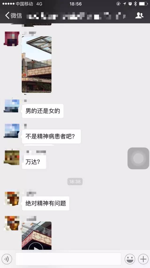 超变态万达变态裸男再度出现除了当众打x机还全裸跳楼