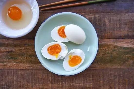 用保鲜膜腌咸鸭蛋？简单几步，红得流油！