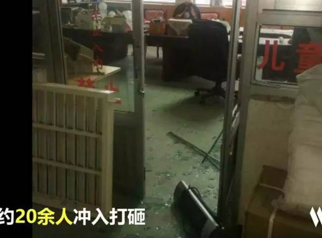 北京一医院遭20名蒙面人打砸,被迫停业20多天