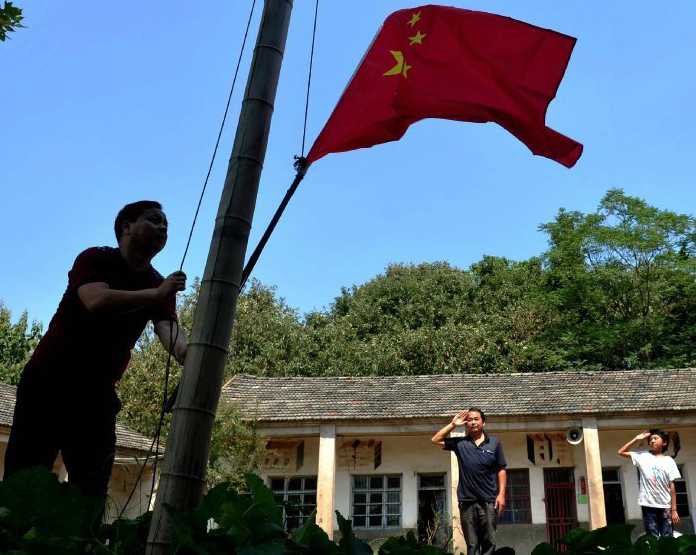 山里的学校就只有两个娃,老师仍在坚持!