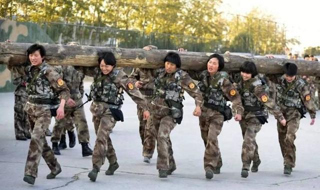 不爱红装爱武装的中国女子特种兵,200斤圆木扛起就走