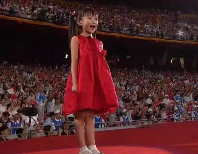 奥运会开幕式上林妙可背后唱歌的女孩,她应该过得更