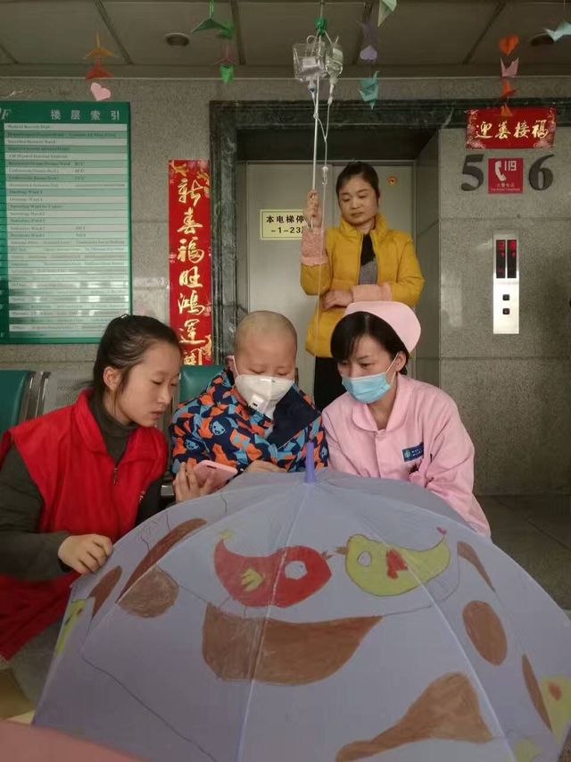 搜狐公众平台 - 白血病患儿雨伞上作画 志愿者