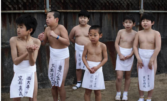 一年一度的日本裸祭节 数千男子肉搏抢夺幸运棒