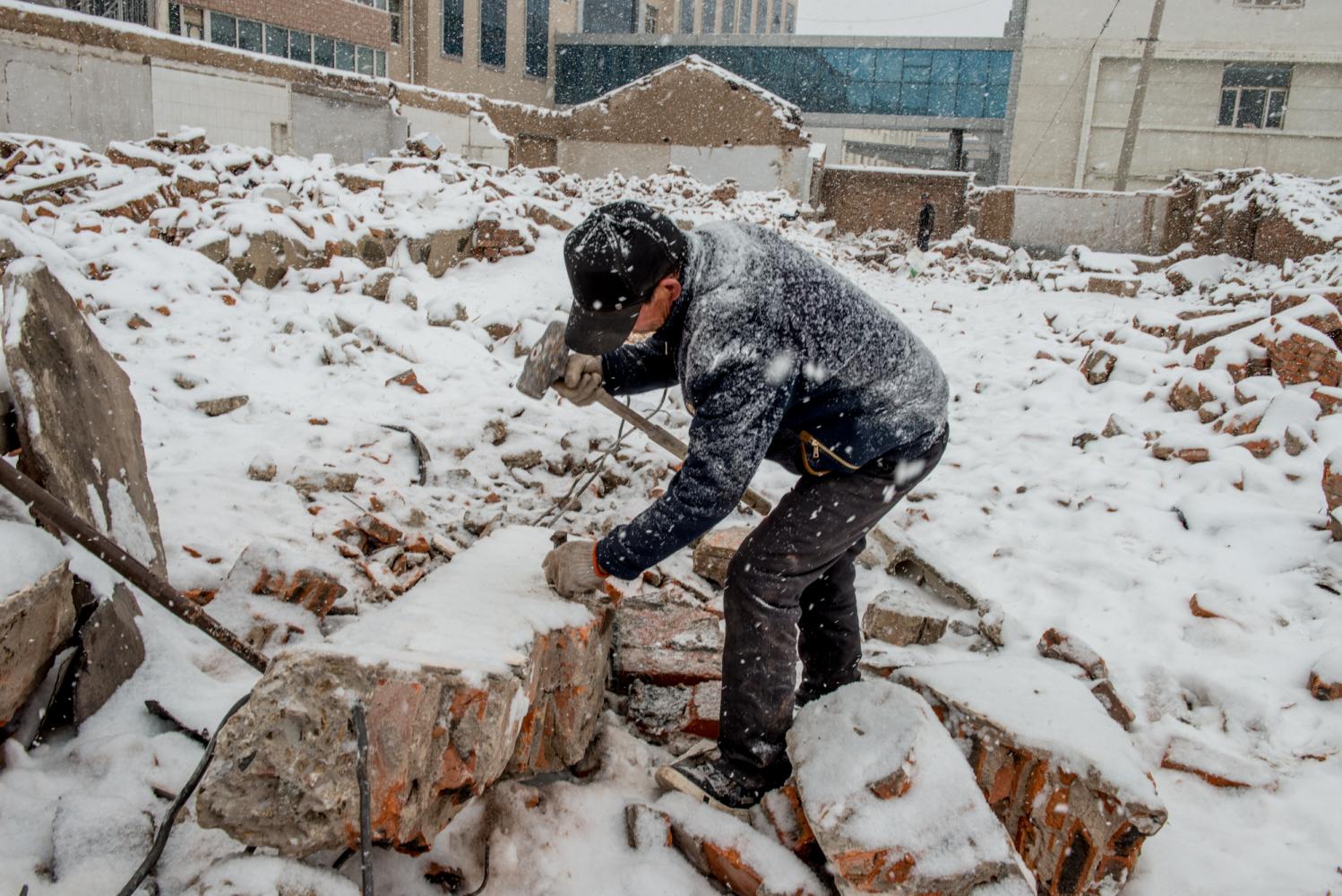 六旬老汉大雪天废墟中抡铁锤凿钢筋卖钱补贴家用