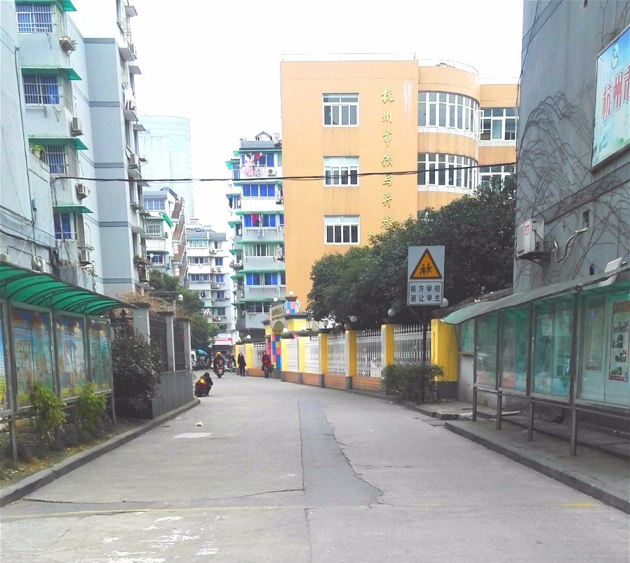 道路现状:道路与周边姚园寺巷社区,建国南苑小区,饮马井巷小学,建国