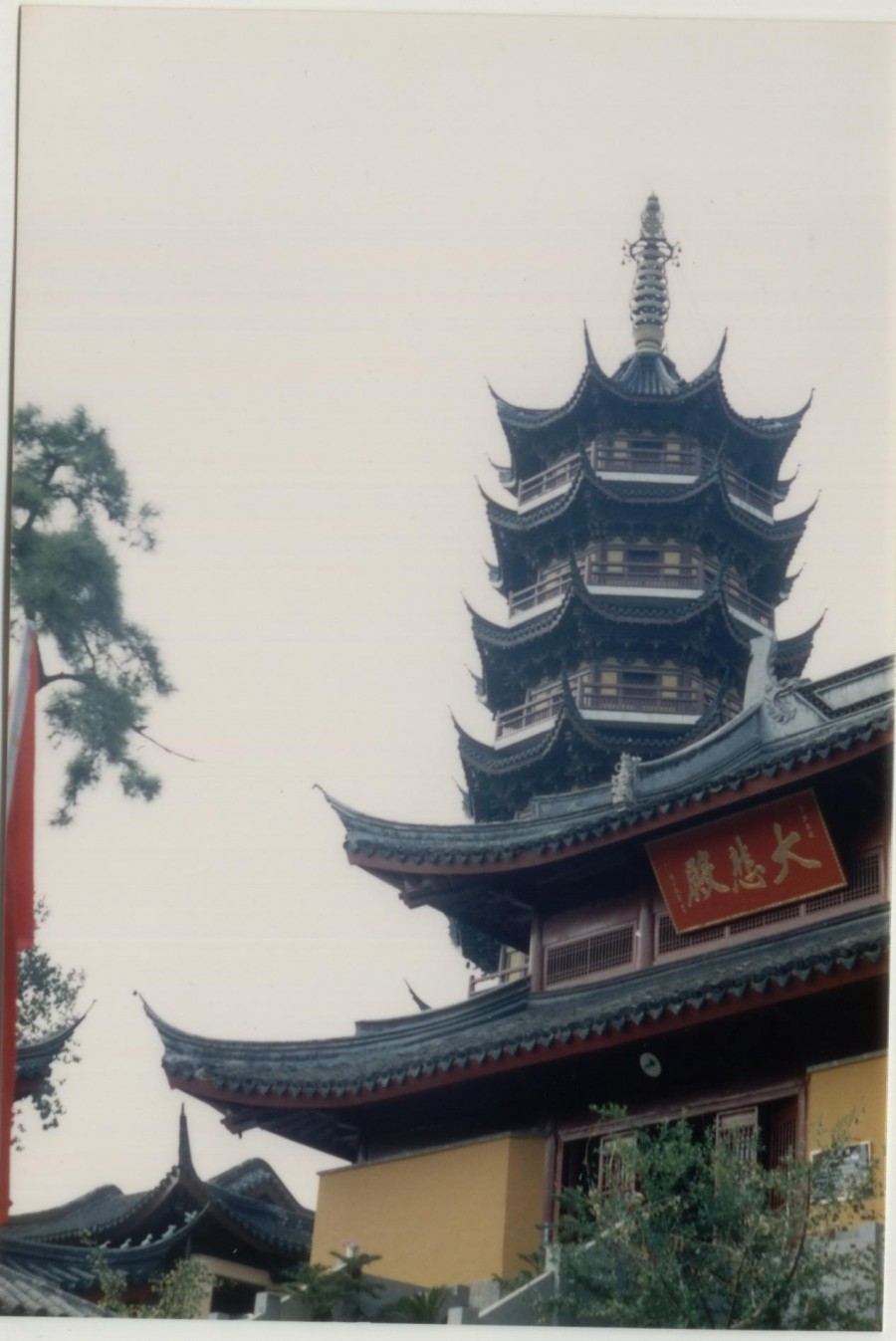 旅游 正文 鸡鸣寺有一对联,"鸡笼山下,帝子台城,振起景阳楼故址;玄武