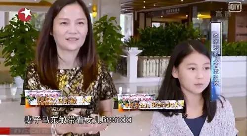 马东敏与女儿brenda一起送李彦宏出门,前往摄制地录制节目.