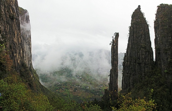 崖边右侧一排石峰;从右到左一次是玉屏风,玉女峰,玉笔峰.