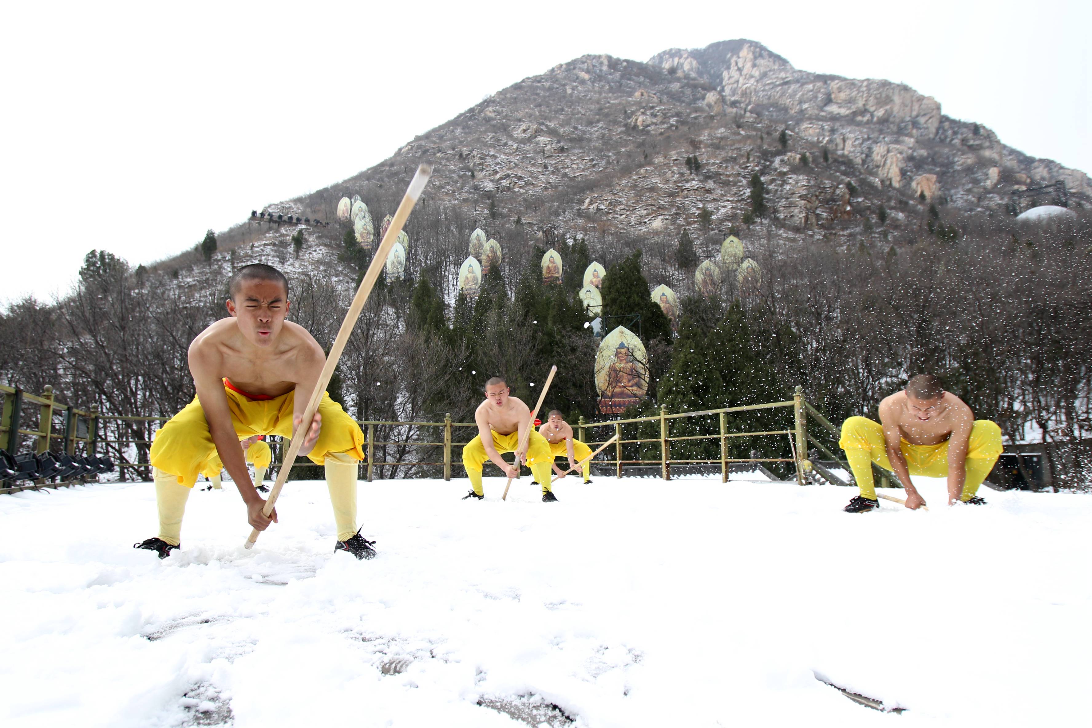 任你天再冷:少林武僧冰天雪地赤膊上阵苦练功 图