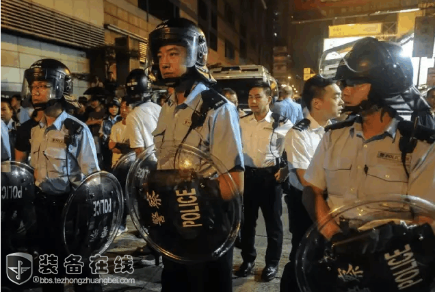 警法 正文  驻港部队防暴演习 【北京防暴警察介绍】 首都巡警,防暴警