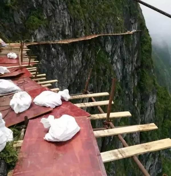 老王山脚下六盘水知名景区-牂牁江 据悉,六枝牂牁老王山栈道总投资共