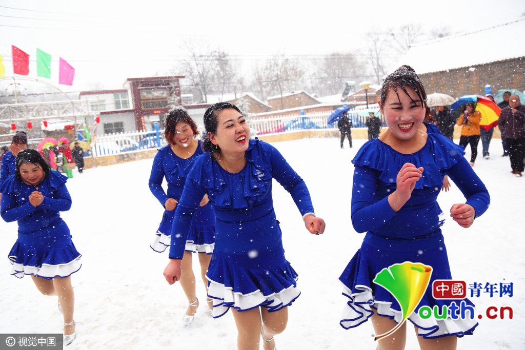 河南三门峡大雪纷飞 农村大姐不惧严寒穿短裙跳舞