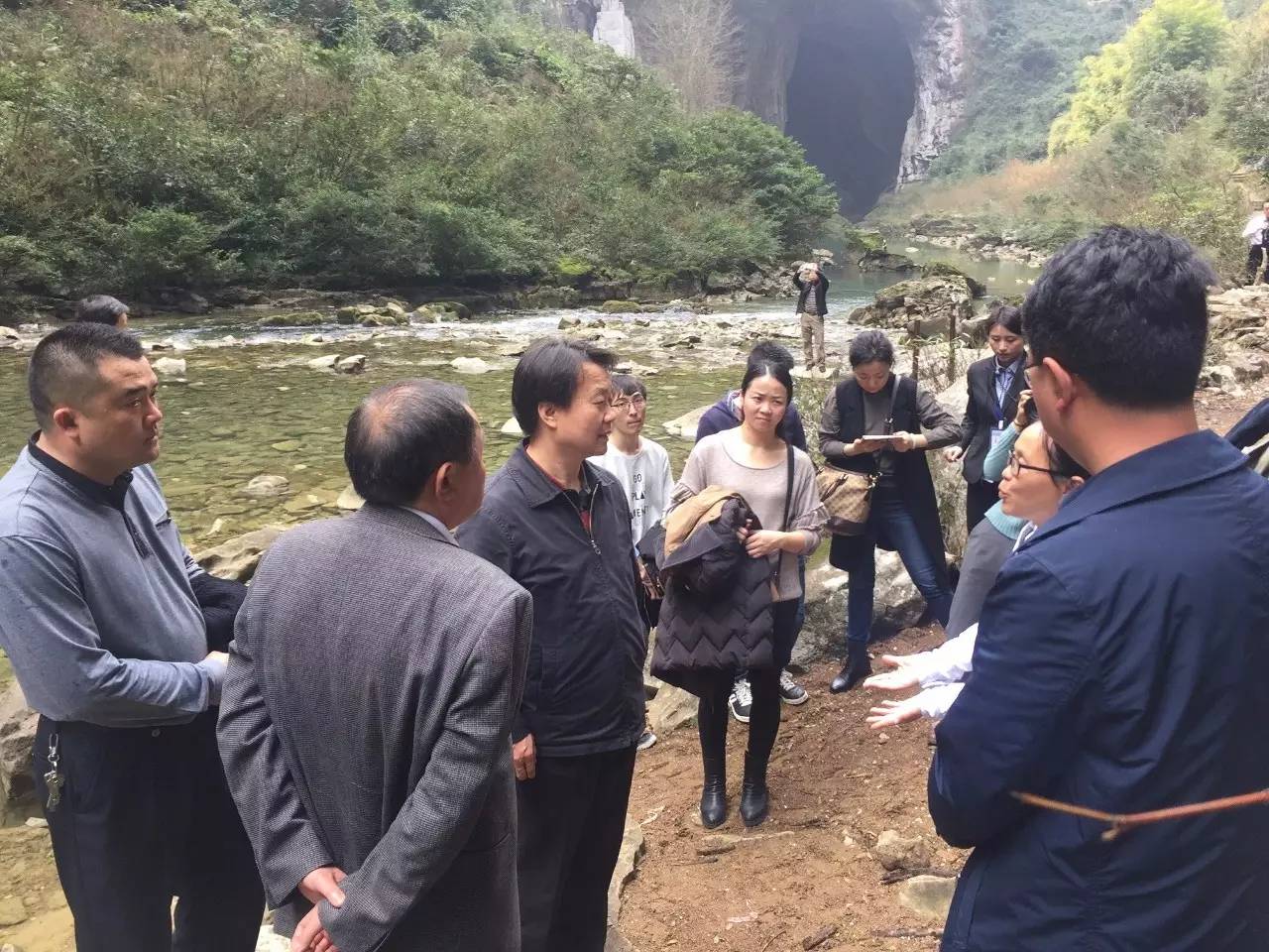 县政府召开的旅游精准扶贫座谈会上,康国明与中共惠水县委书记万庆华