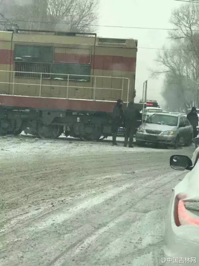 德惠102国道发生一起车祸,大货车损毁严重,雪天路滑注意安全雪天路滑