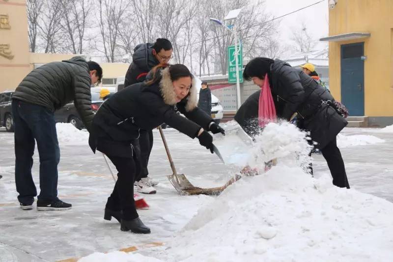 昌平区城南中心小学党,团员教师清扫校园内积雪