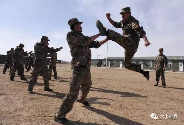 工兵铲当飞刀:毙敌于无声,特种部队练就一身本领