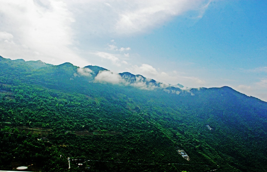 清江两岸山高,谷深;巍巍青山直入云天