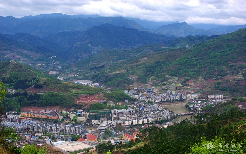 如今的马边县城,很难看到几年前乌木堆积成山的景象.图片