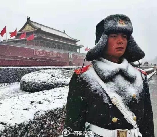 有人说,整个挡雪的地方站岗多好呀,弄个警亭能花多少钱呢.