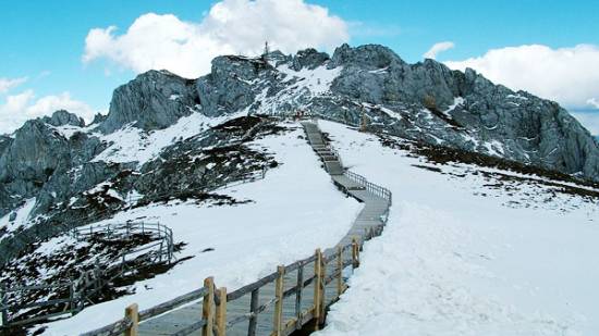 三江上叠裂谷盆地人支雪山组火山岩锆石u-pb定年与地质意义