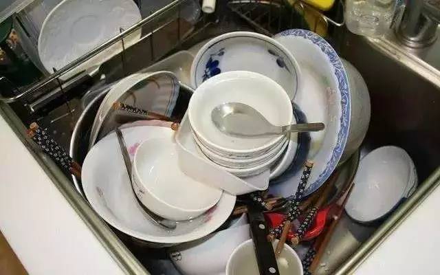 用水一冲就干净,以后刷碗就这么简单!