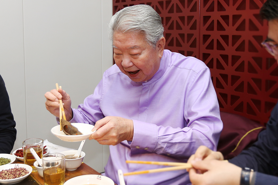 被誉为"食神"的中国美食界泰斗蔡澜先生空降河南郑州,全程直播其吃