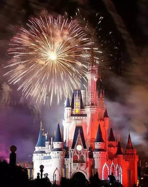 去迪士尼看童话城堡的烟花表演