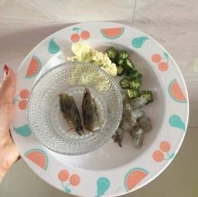 给宝宝做一碗鲜虾蔬菜汤面,全面均衡营养