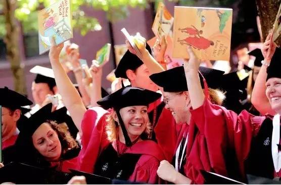 哈佛大学教育学院的毕业生参加毕业典礼