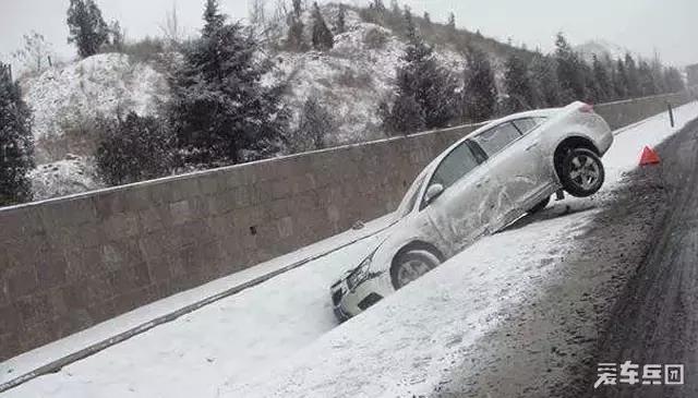 下雪天该怎样保证行车安全?