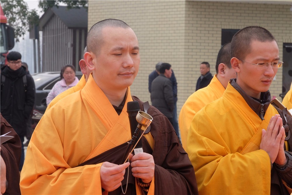 首页 中医养生 > 正文     义广法师在法会上为放生物命洒净,并开示