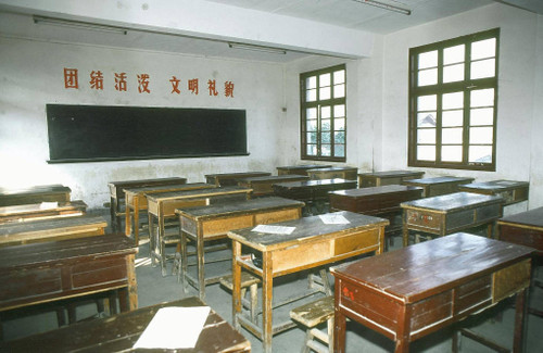 1981年,开始提倡"五讲四美".教室后面写了八个字"团结活泼 文明礼貌".