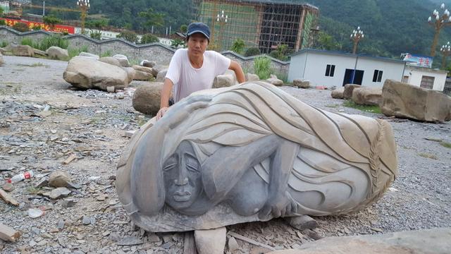 曹智勇鹅卵石雕刻现场然而,负责雕刻这些鹅卵石雕塑作品的雕塑家,正是