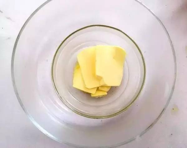 1黄油隔水融化或是放到室温自然融化,融化到可以搅动就可以【食材】