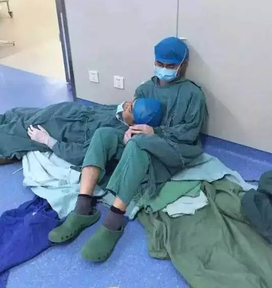 医生做完手术后,累得直接瘫倒在地上睡着了,看着真是心疼,每份职业都
