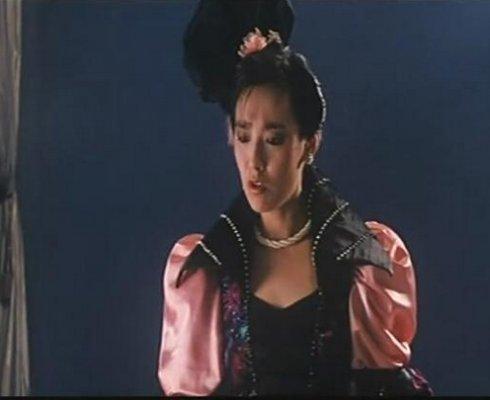 随后朱宝意又跟张国荣合作《胭脂扣》,不过戏里她是扮演万梓良的女